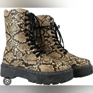 MIA Black Interior Detail